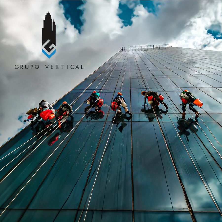 Limpieza de cristales en edificio corporativo