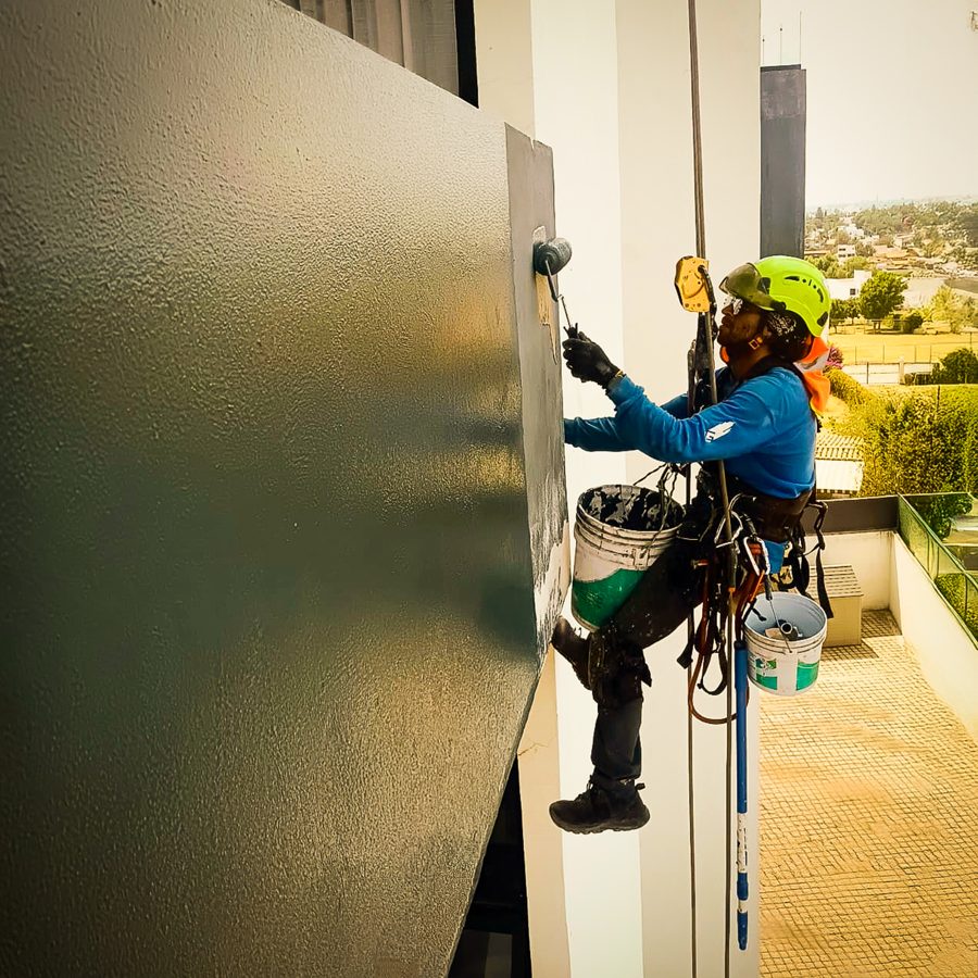 Renovación de fachada con técnicos verticales