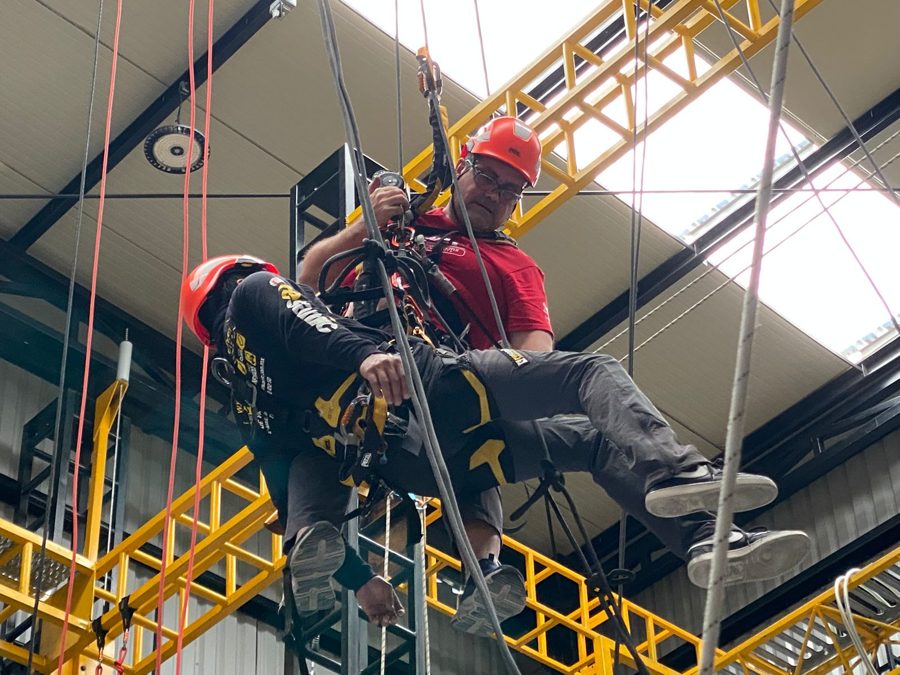 Técnico vertical en maniobra