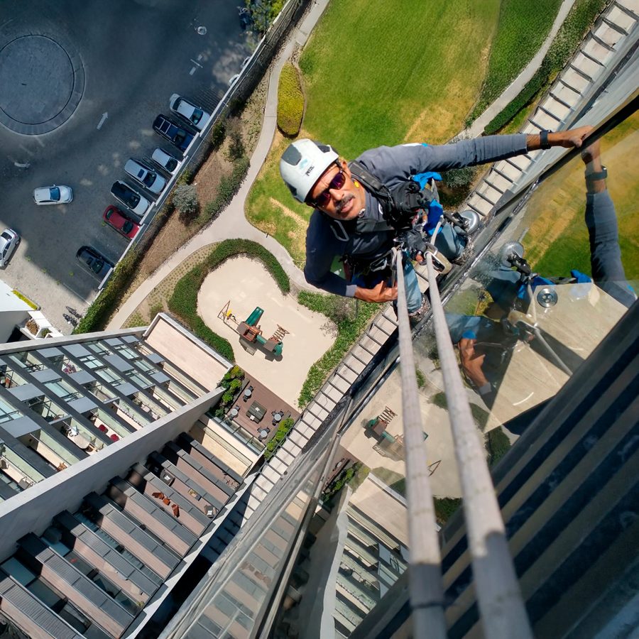Inspección aérea de edificio corporativo